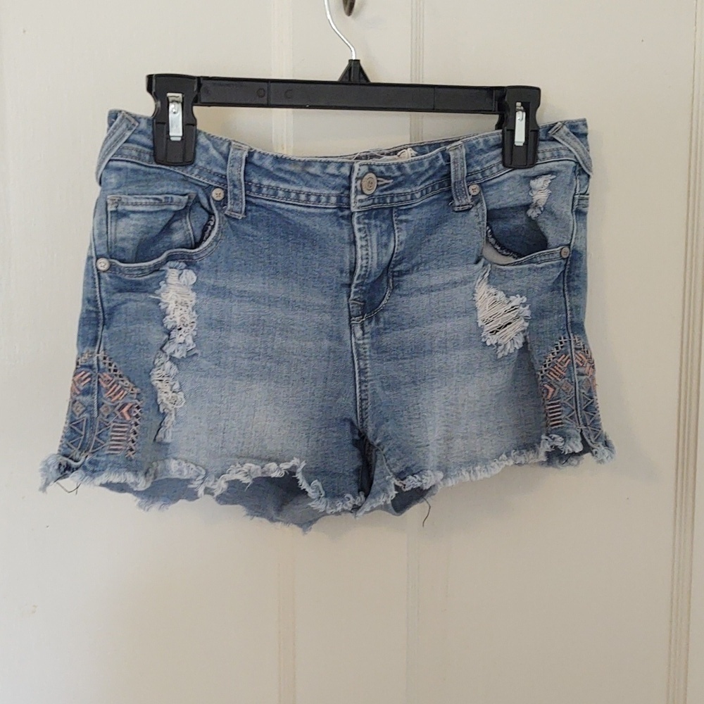 altar'd State Distressed Embroidered Denim Shorts Sz 28/7